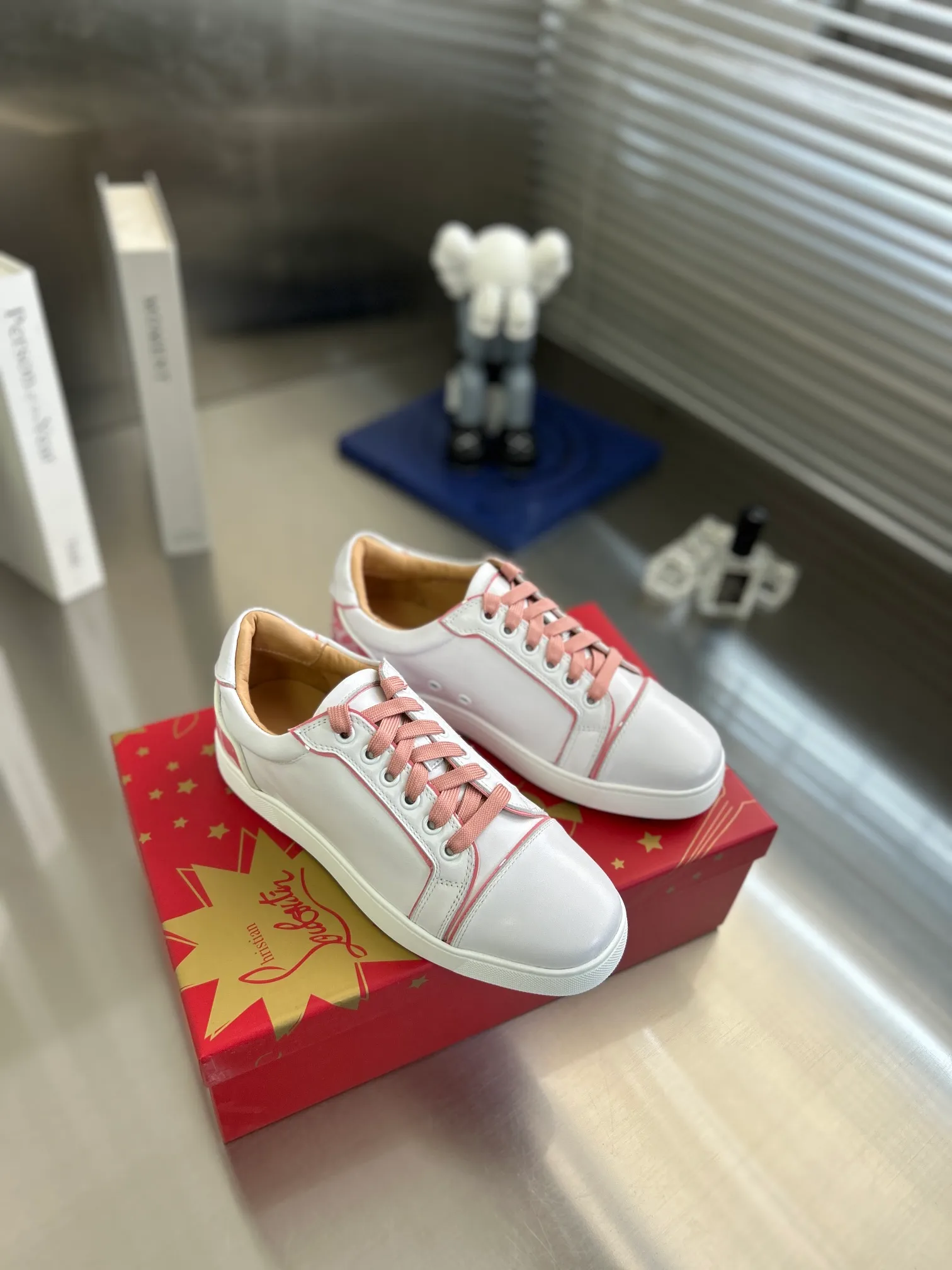 👟👟Ex-factory price 680👟👟 ╔Low-top back printed pink and white model╗ ·Top version customization·²⁰²²𝐬𝐬 𝑪𝒉𝒓𝒊𝒔𝒕𝒊𝒂𝒏 𝑳𝒐𝒖𝒃𝒐𝒖𝒕𝒊𝒏 ▪️No matter the last shape, fabric, diamonds, nails, lining, outsole, they are as close as possible to ZP... ▪️The original sole is specially provided by the original factory ▪️The lining is imported water-dyed cowhide ▪️Private customization time is about 3-7 days —————— Size: Women's 35M-41M Men's 38M-47M, half size can be customized